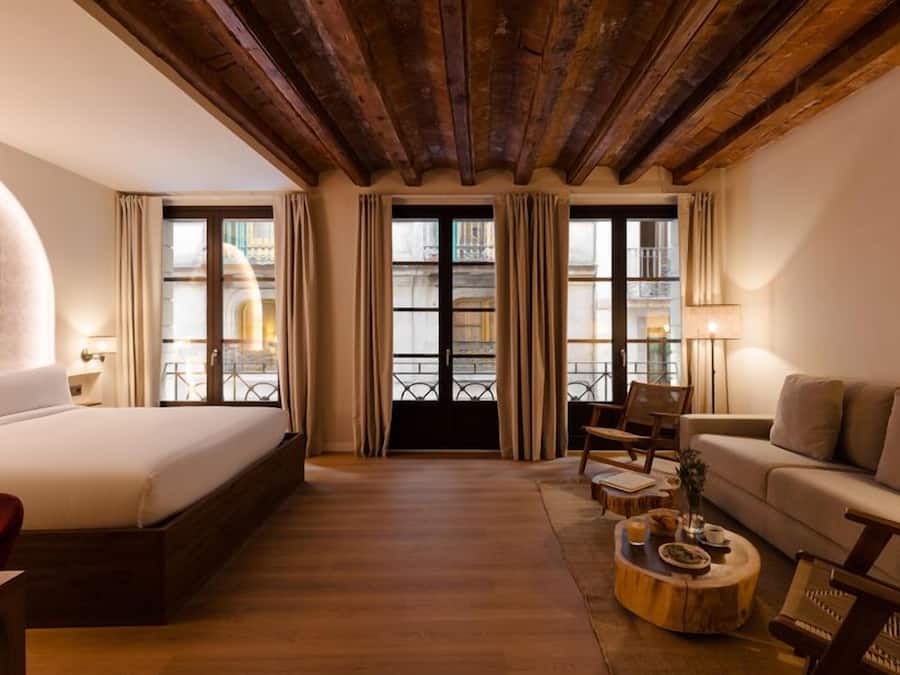 Phòng Suite Superior, quang cảnh thành phố | Két bảo mật tại phòng, bàn, khu vực làm việc phù hợp cho laptop