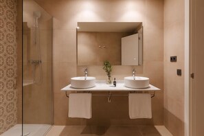 Superior Suite, City View | Bathroom | Shower, free toiletries, hair dryer, bathrobes - Hamsa House (Barcelona)