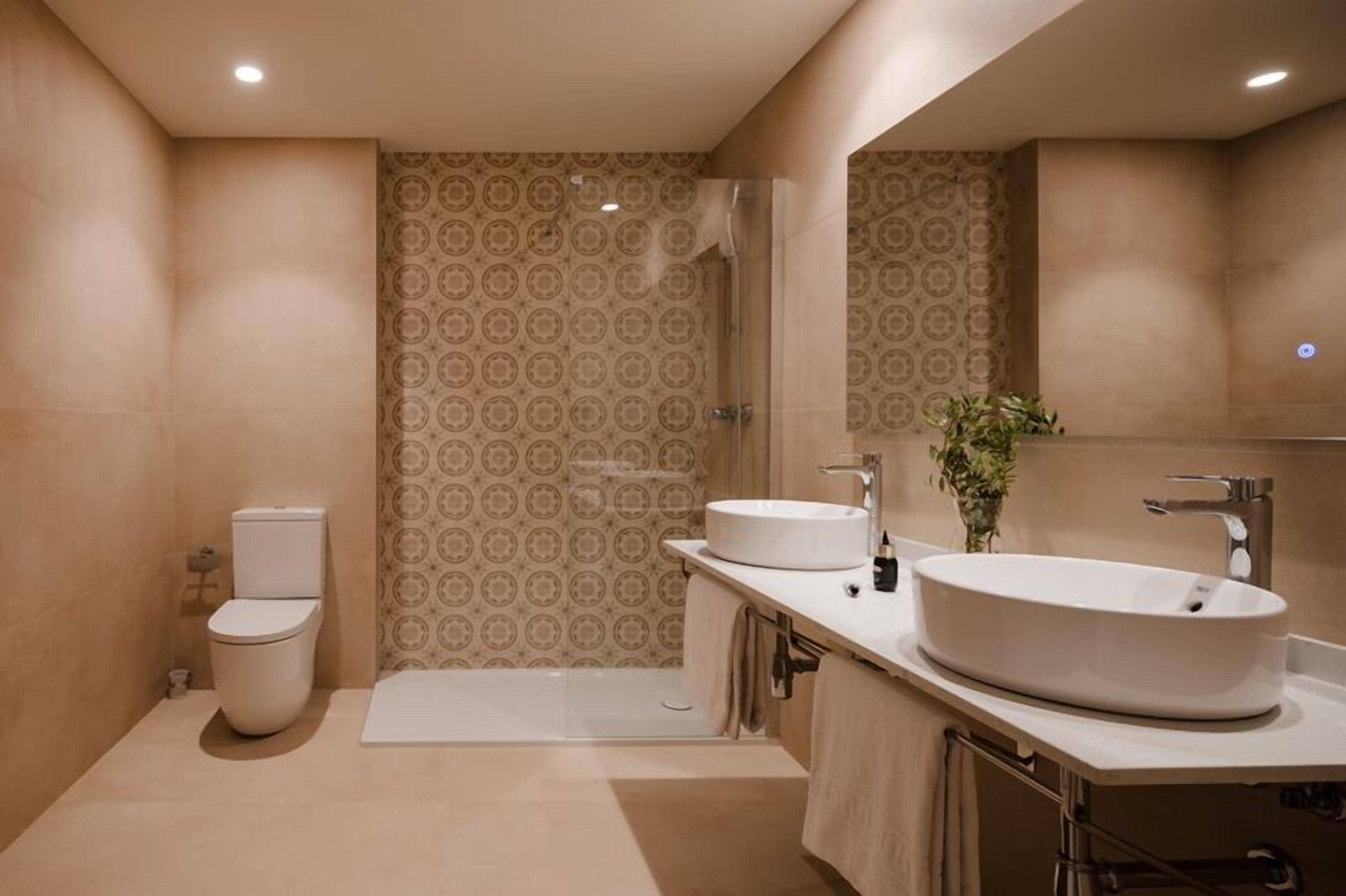 Suite superior, vistas a la ciudad | Baño | Ducha, artículos de higiene personal gratuitos y secador de pelo