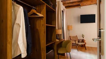 Habitación cuádruple superior | Minibar, caja fuerte, escritorio y espacio para trabajar con un portátil