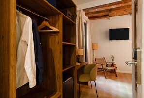 Superior Double or Twin Room | In-room safe, desk, laptop workspace, blackout drapes - Hamsa House (Barcelona)