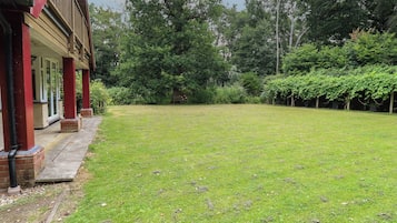 Um gramado com um edifício à esquerda.