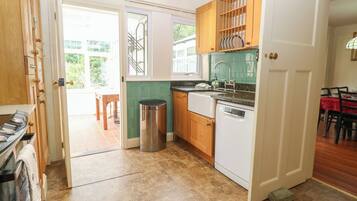 Dishwasher, cookware/dishes/utensils