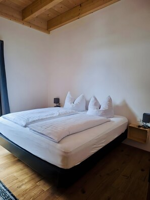 2 bedrooms, WiFi, bed sheets - Apartment 'Lorenz' with Mountain View, Balcony and Wi-Fi (Scharnitz)