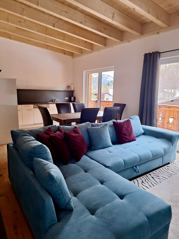 TV - Apartment 'Lorenz' with Mountain View, Balcony and Wi-Fi (Scharnitz)