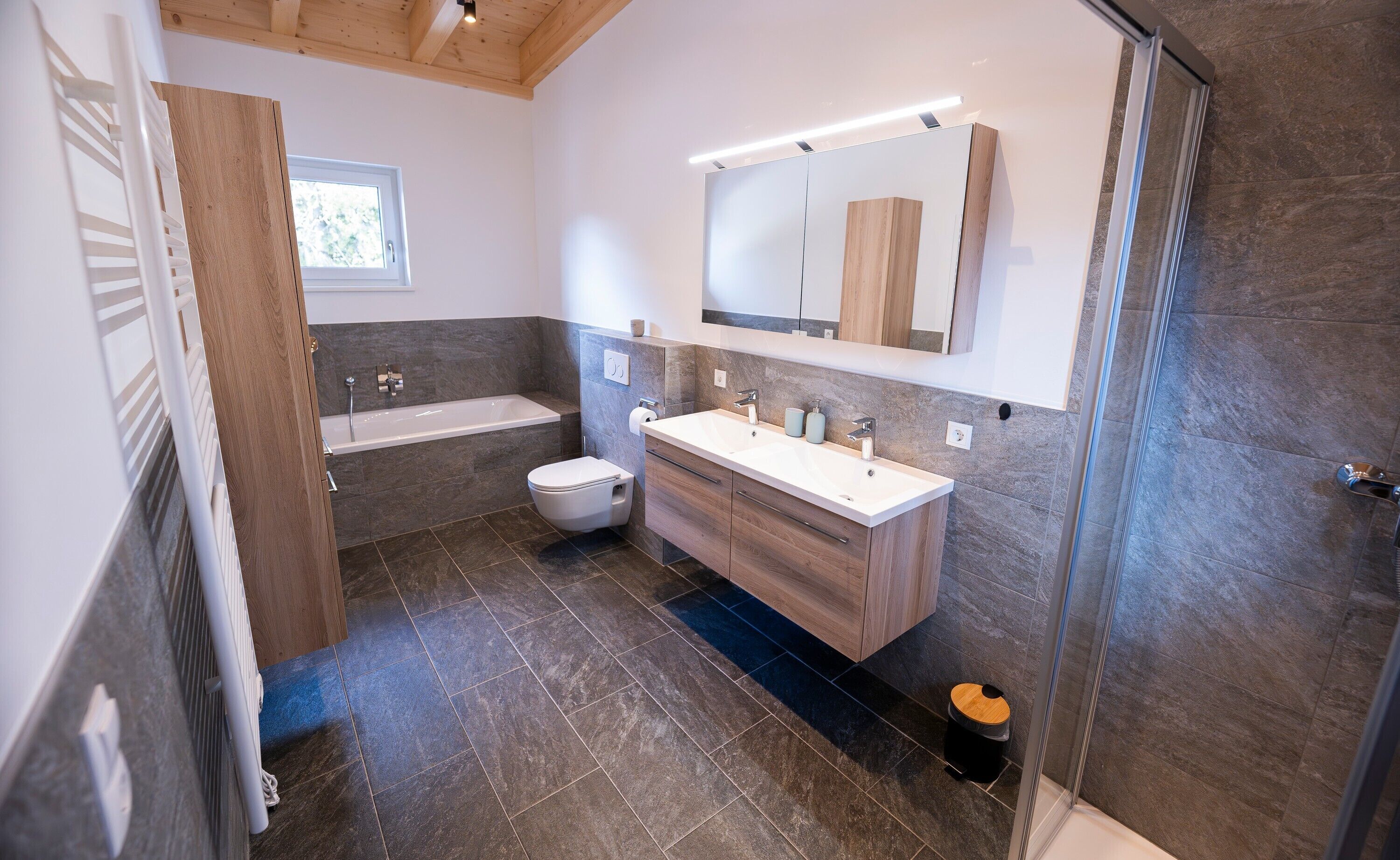 Dusche, Haartrockner, Handtücher