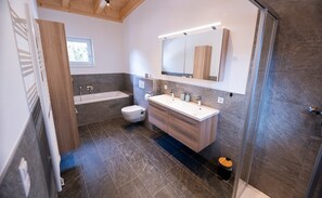 Douche, sèche-cheveux, serviettes fournies