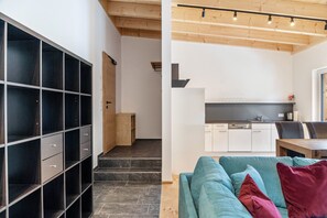 TV - Apartment 'Lorenz' with Mountain View, Balcony and Wi-Fi (Scharnitz)