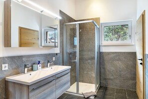 Shower, hair dryer, towels - Apartment 'Lorenz' with Mountain View, Balcony and Wi-Fi (Scharnitz)