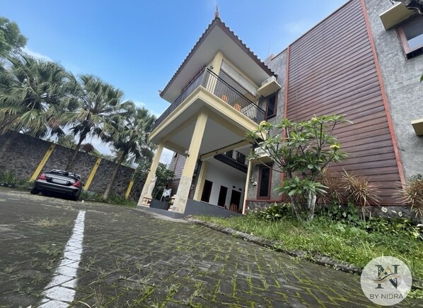 Free self-parking - Nidra Living Guesthouse Batu (Batu)