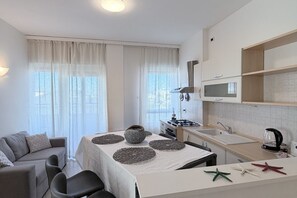 Réfrigérateur, micro-ondes, lave-vaisselle, grille-pain