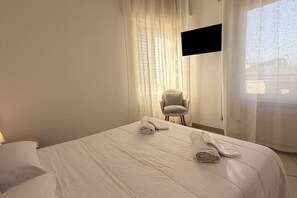 2 dormitoris, planxa i posts de planxar i un bressol de viatge 