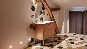 Strygejern/strygebræt, internetforbindelse, sengetøj