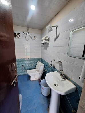 Familienzimmer, Talblick | Badezimmer