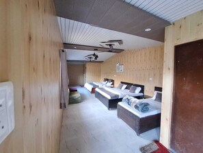 Perhehuone, näköala laaksoon | Työpöytä, kannettavalle tietokoneelle sopiva työtila, ilmainen Wi-Fi