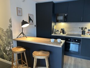 Kühlschrank, Mikrowelle, Ofen, Herdplatte