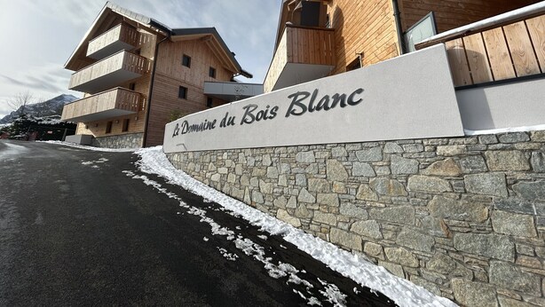 A hotel named "Le Domaine du Bois Blanc" with a stone facade and wooden balconies. - Luxury apartment 2 bedrooms, Wi-Fi, pets allowed, parking (Arâches-la-Frasse)