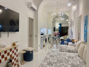 Una cassaforte in camera, una scrivania, ferro/asse da stiro