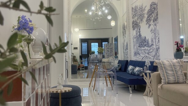 A spacious living room with a high ceiling, a chandelier, and a blue sofa. - Midorigami Jacuzzi zen suite Spanish Steps apt. (Roma)