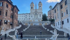 A grand staircase leading to a historic building with two towers, surrounded by classical architecture. - Midorigami Jacuzzi zen suite Spanish Steps apt. (Roma)