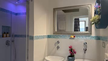 Een bubbelbad, milieuvriendelijke toiletartikelen, een haardroger