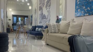 Smart TV, caminetto, libri