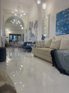 Smart TV, caminetto, libri