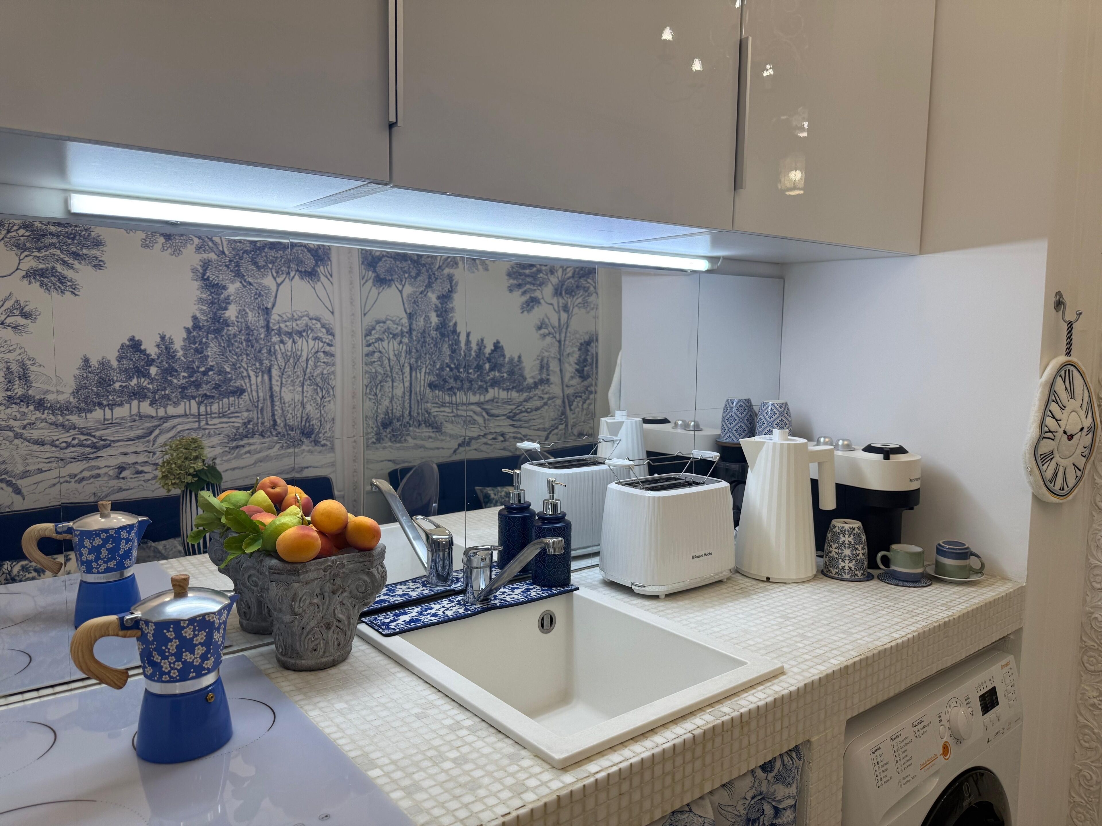 Kühlschrank, Mikrowelle, Wasserkocher mit Kaffee-/Teezubehör