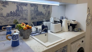 Kühlschrank, Mikrowelle, Wasserkocher mit Kaffee-/Teezubehör