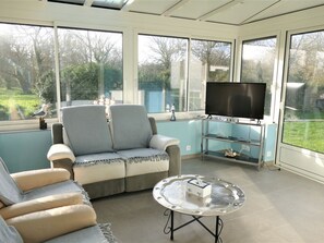 TV - Holiday home for 8, near beach and sailing in Sarzeau, pets allowed (Sarzeau)