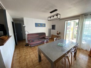 TV - Apartment for 6 with loggia in residence with parking (Argelès-sur-Mer)