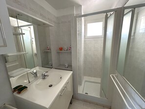 Bathroom - Apartment for 6 with loggia in residence with parking (Argelès-sur-Mer)