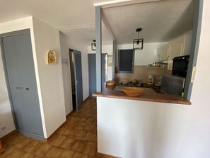 Fridge, microwave, oven, stovetop - Apartment for 6 with loggia in residence with parking (Argelès-sur-Mer)