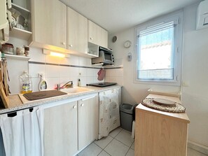 Kühlschrank, Mikrowelle, Herdplatte, Wasserkocher mit Kaffee-/Teezubehör