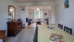 Un dormitorio con cama, cómoda, espejo y vistas al comedor.