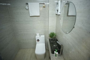 Executive Room | Bathroom - Hotel RJ Nesta (Jaipur)