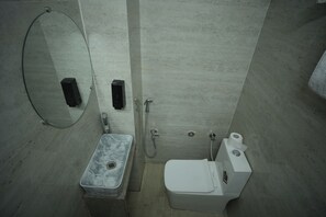 Suite Room | Bathroom - Hotel RJ Nesta (Jaipur)