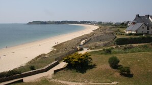A coastal view with a sandy beach, a stone pathway, and a white house with a sloped roof. - Duplex for 6, direct beach access in Arzon (Arzon)