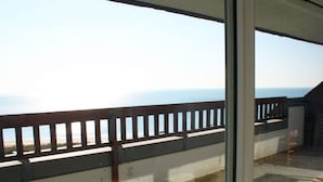 A balcony with a view of the ocean. - Duplex for 6, direct beach access in Arzon (Arzon)