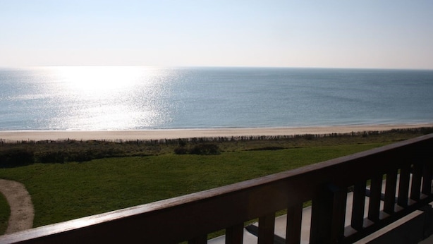 A balcony with a view of a beach and ocean. - Duplex for 6, direct beach access in Arzon (Arzon)