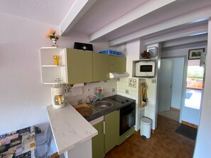 Fridge, microwave, oven, stovetop - 4-Person Apartment with Balcony & Parking Near Beach (Argelès-sur-Mer)