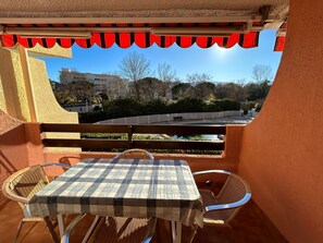 Outdoor dining - 4-Person Apartment with Balcony & Parking Near Beach (Argelès-sur-Mer)