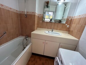 Bathroom - 4-Person Apartment with Balcony & Parking Near Beach (Argelès-sur-Mer)