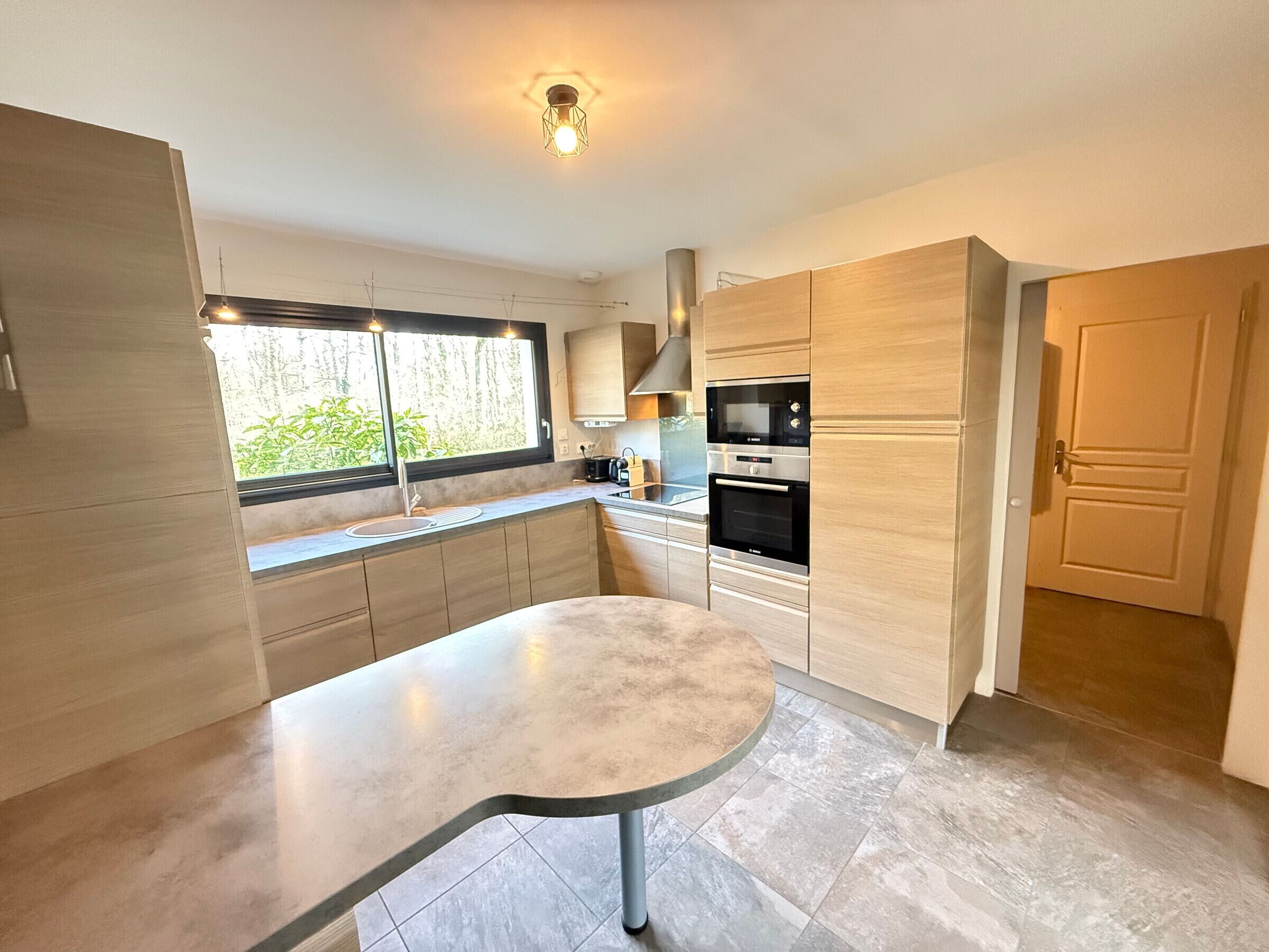 Een koelkast, een microgolfoven, een vaatwasser