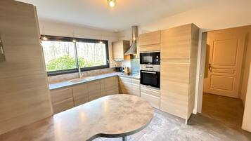 Een koelkast, een microgolfoven, een vaatwasser