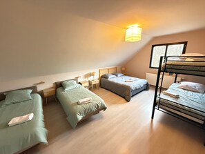 WiFi (無料)、ベッドシーツ