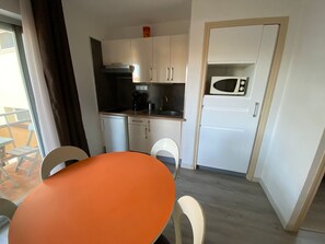 Fridge, microwave, oven, stovetop - 2-room apartment near beach with parking (Argelès-sur-Mer)