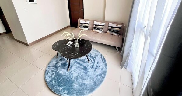 Dormitorio compartido, 1 habitación, accesible para personas con discapacidad, fumadores | Sala de estar | Libros