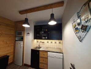 Coffee/tea maker, fridge, microwave, oven - Central apartment in Valmorel, near slopes (Valmorel)
