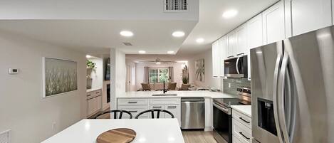 Réfrigérateur, four à micro-ondes, un four, surface de cuisson